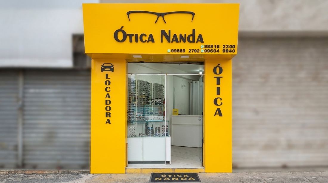 Fachada amarela da Ótica Nanda na Av. Dorival Caymmi, Itapuã